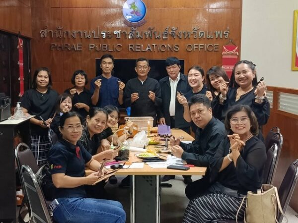 แพร่-สมาคมสื่อสารมวลชนจังหวัดแพร่ ร่วมกับเครือข่าย น้อมถวายความอาลัยและสำนึกในพระมหากรุณาธิคุณ “สมเด็จพระพันปีหลวง”จัดทำ “โบว์ริบบิ้นดำ” ด้วยพลังแห่งศรัทธา ตามโครงการจิตอาสา “เราทำความดีด้วยหัวใจ”