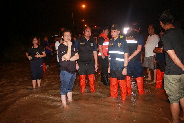 อ่างทอง-รมต.ภราดร ติดตามการแก้ปัญหาน้ำท่วมป่าโมก เร่งกู้สถานการณ์หวั่นกระทบหลายตำบล