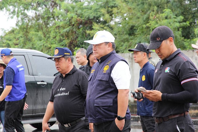 อ่างทอง- รถบรรทุกทราย ลำเลียงเข้าจุดกรอกถุงบิ๊กแบ็ก เร่งอุดรอยรั่วบริเวณสะพานป่าโมก