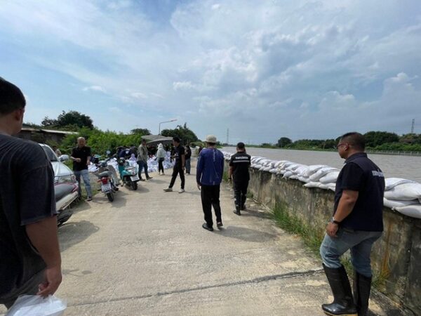 อ่างทอง-ปิดถนนข้ามประตูน้ำบางแก้ว นายอำเภอเมืองอ่างทองสั่งเร่งเสริม แนวกระสอบทรายริมคลองบางแก้ว