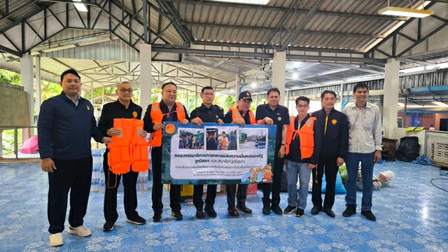 คณะกรรมาธิการการทหารและความมั่นคงของรัฐ วุฒิสภามอบสิ่งของช่วยเหลือผู้ประสบอุทกภัยน้ำท่วมในพื้นที่จังหวัดชายแดนภาคใต้