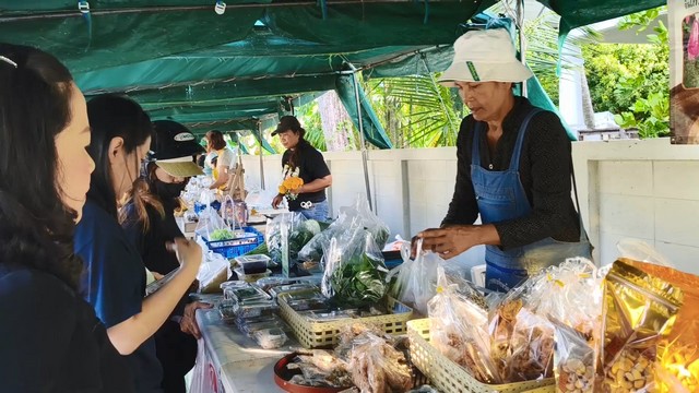 สงขลา-พ่อค้าแม่ค้า ในตลาดเกษตรกรจังหวัดสงขลา เข้าโครงการคนละครึ่งพลัสทั้งตลาด