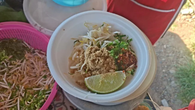 อุตรดิตถ์/ลอดช่องเค็มรถเร่ อาหารแปลกหาทานยาก แต่จะไม่ยาก เมื่อเจอรถมอเตอร์ไซต์พ่วงข้างคันนี้