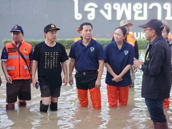  สุโขทัย-เลขานุการรัฐมนตรีว่าการกระทรวงมหาดไทยลงพื้นที่อำเภอเมืองสุโขทัย จังหวัดสุโขทัยเร่งประสานการแก้ปัญหาอุทกภัย