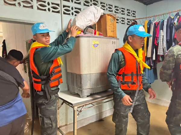 สตูล-ทหาร ลุยน้ำท่วมเข้าช่วยเหลืออพยพประชาชนสู่พื้นที่ปลอดภัย ขนย้ายสิ่งของขึ้นที่สูง ลำเลียงถุงยังชีพ และดูแลความปลอดภัยให้กับพี่น้องผู้ประสบภัย