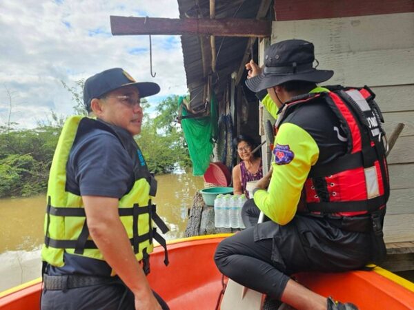 สุโขทัย-ผู้ว่าฯสุโขทัยลงเรือมอบอาหารและน้ำดื่มแก่ผู้ประสบอุทกภัย