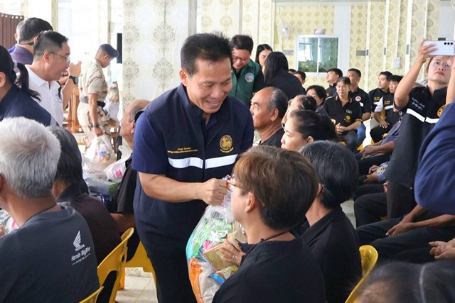 สุโขทัย-เลขานุการ มท.1 ลงพื้นที่ร่วมกับพ่อเมืองตรวจติดตามสถานการณ์อุทกภัยและเยี่ยมเยียนให้กำลังใจผู้ประสบอุทกภัย