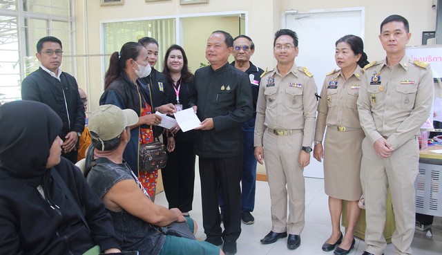 อ่างทอง-ได้แล้ว เงิน 9,000 บาท ช่วยเหลือน้ำท่วม “ชาวบ้านอ่างทอง” บอก จะนำเงินไปจ่ายค่าเทอมลูก