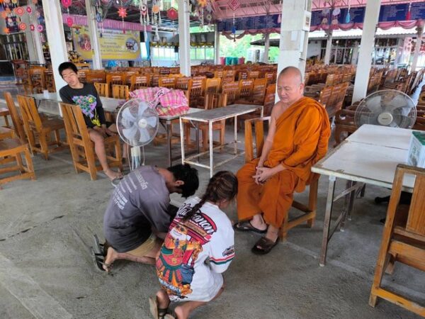 นครนายก คลิปจับภาพ คนร้ายไม่กลัวบาปลักแบตเตอรี่รถยนต์วัดคีรีวันหลบหนี