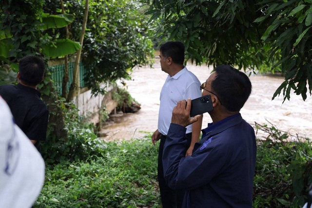 สุโขทัย-นายก อบจ.ติดตามสถานการณ์น้ำจากฝนตกหนัก เร่งกำลังพร้อมเครื่องจักรบรรเทาความเดือดร้อน