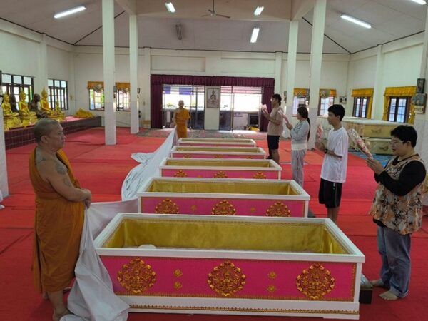 นครนายก – นักท่องเที่ยวให้ความศรัทธาเดินทางเข้าพิธีนอนโลงศพวัดหลวงพ่อปากแดงจังหวัดนครนายก