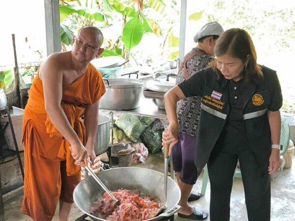 สุโขทัย เจ้าอาวาสขนเครื่องครัวออกจากวัดหลังน้ำท่วมหนัก ต้องอาศัยบ้านชาวบ้านตั้งโรงครัวรช่วยชาวบ้าน รองผู้ว่าช่วยปรุงอาหาร