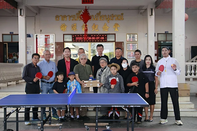สุโขทัย-คณะกรรมการสมาคมพ่อค้าสุโขทัยร่วมใจจัดซื้อโต๊ะปิงปองส่งเสริมนักเรียกวางตงเล่นกีฬาเทเบิลเทนนิส