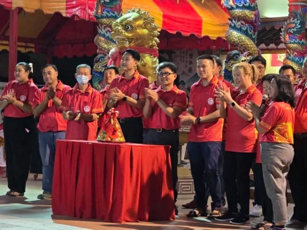 สุโขทัย-คณะกรรมการศาลเจ้าปุงเถ่ากง-ม่า สุโขทัย จัดงานงิ้วไหหนำ บูชาเทียนประมูลของมงคลเสริมมงคลประจำปี