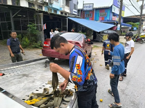 นครนายก – รถเก๋งเกียร์ค้างพุ่งชน จยย.ชนรถปิกอัพขายส้ม ชนเสาร้านค้าเสียหายมีผู้ได้รับบาดเจ็บ 1ราย