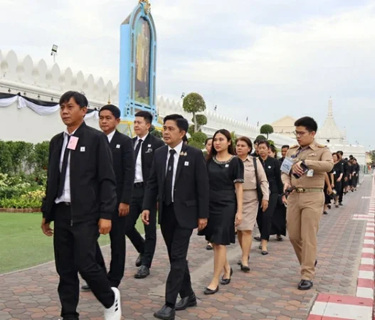 นครนายก – ผู้ว่าราชการจังหวัดนครนายก นำข้าราชการ พสกนิกรชาวนครนายก รวมใจเดินทางเข้าเฝ้าฯ กราบถวายบังคมพระบรมศพ สมเด็จพระนางเจ้าสิริกิติ์ พระบรมราชินีนาถ พระบรมราชชนนีพันปีหลวง น้อมกราบถวายความอาลัย ด้วยสำนึกในพระมหากรุณาธิคุณอย่างหาที่สุดมิได้