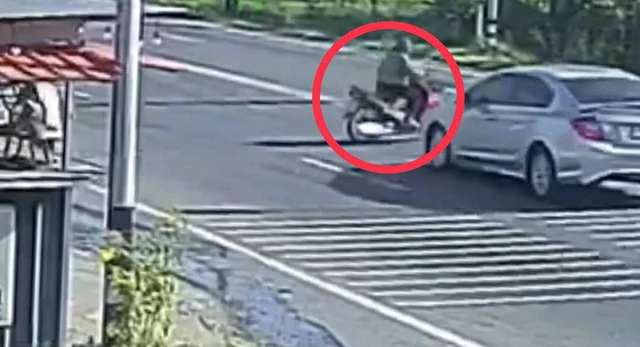 นครนายก คลิปเป็นข่าว หญิงสูงวัยขับรถจยย เลี้ยวตัดหน้ารถเก๋งได้รับบาดเจ็บกู้ภัยหินตั้งนำส่งโรงพยาบาลนครนายก