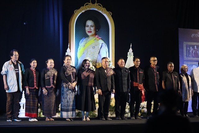 กาฬสินธุ์สืบสานประเพณีลอยกระทงร่วมกันไว้อาลัยแด่พระพันปีหลวง