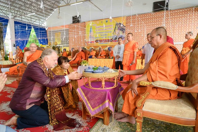 กาฬสินธุ์-ครอบครัวฝรั่งใจบุญเปิดร้านจำหน่ายปัจจัยการผลิตช่วยเกษตรกรลดทุน