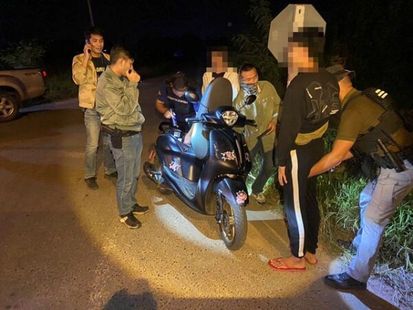 กาฬสินธุ์-ตร.สภ.เมืองกาฬสินธุ์ขยายผลรวบหนุ่มทำงาน รพ.ค้ายาบ้า ปล่อยแถวกวดขันปราบเด็กแว้น