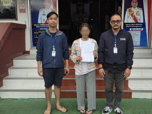 มุกดาหาร -สาวบัญชีหนีคดีโกง 79 ล้าน ซุกมุกดาหาร – ปลอมเอกสารเบิกเงินเล่นพนันออนไลน์ ถูก ตร.นครบาลตามรวบคาถนน อ.ดอนตาล