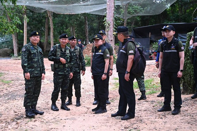 “รมว.กลาโหม” ตรวจเยี่ยมชายแดนไทย–กัมพูชา ตรวจความพร้อมฐานปฏิบัติการ และให้กำลังใจทหารแนวหน้า