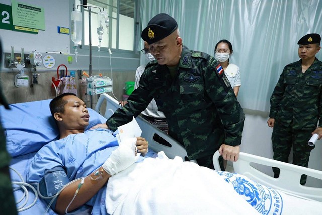 แม่ทัพภาคที่ 2 เยี่ยมให้กำลังใจกำลังพลบาดเจ็บจากเหตุเหยียบกับระเบิดชายแดน