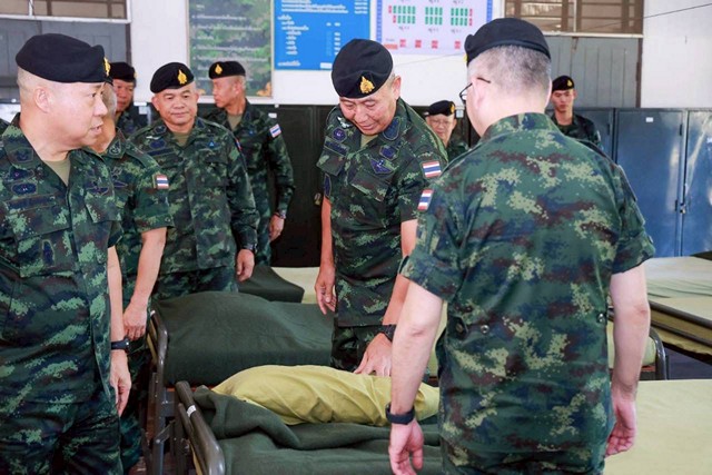 อุบลราชธานี-ผบ.ทบ. เยี่ยมกำลังพลบาดเจ็บจากเหตุเหยียบกับระเบิดที่ห้วยตามาเรีย กำชับดูแลสิทธิสวัสดิการอย่างเต็มที่ พร้อมตรวจหน่วยฝึกทหารใหม่ มณฑลทหารบกที่ 22 ค่ายสรรพสิทธิประสงค์