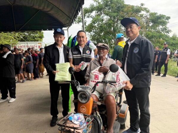 กอ.รมน.บูรณาการมูลนิธิฯ หน่วยงาน ส่งธารน้ำใจช่วยผู้ประสบภัยน้ำท่วมอ่างทอง ถวายเป็นพระราชกุศลฯ