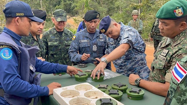 คณะผู้สังเกตการณ์อาเซียนฝ่ายไทย (AOT-TH) และกองทัพไทย ลงพื้นที่ตรวจสอบข้อมูลหลังพบการวางทุ่นระเบิดใหม่ในฝั่งไทย เข้าข่ายละเมิดปฏิญญาสันติภาพไทย–กัมพูชา