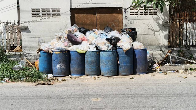 ชลบุรี-ชาวบ่อวินร้อง ขยะเน่าส่งกลิ่นเหม็นหวั่นเป็นแหล่งเพาะเชื้อโรค วอนหน่วยงานเกี่ยวข้องเร่งแก้ไข