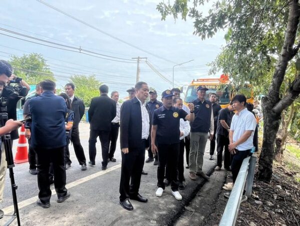 ปทุมธานี ผู้ว่าฯเอกวิทย์ ลงพื้นที่ด่วน ตรวจสอบสถานการณ์น้ำในแม่น้ำเจ้าพระยาที่กัดเซาะถนนบริเวณหน้าโรงเรียนวัดเมตารางค์