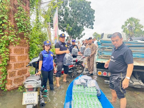 ปทุมธานี “ด้วยรักและห่วงใย โชติกา เกษรา มอบข้าวกล่องช่วยชาวปทุมฯ น้ำท่วม”