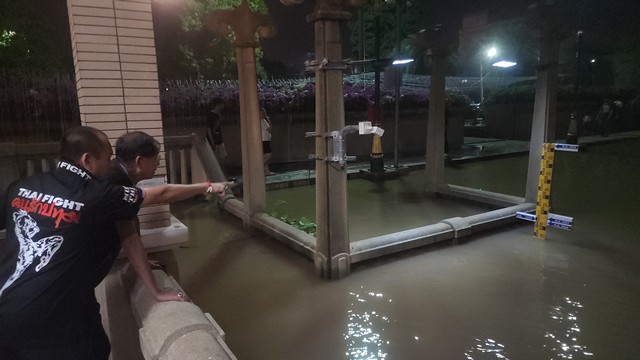 ปทุมธานี ผวา ประชาชนรับ sms ปภ.เตือนต่างตื่นกลัวแห่มาดูที่แม่น้ำ นายกแจ๊สขอกรมชลฯให้นำความจริงมาแจ้งประชาชนเชื่อระดับน้ำจะเท่า ปี 65