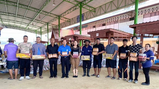 ปทุมธานี นำเครื่องดื่มมามอบให้เจ้าหน้าที่ที่ปฏิบัติหน้าที่ช่วยกันกรอกกระสอบทรายทำแนวกั้นน้ำเพื่อช่วยเหลือประชาชน