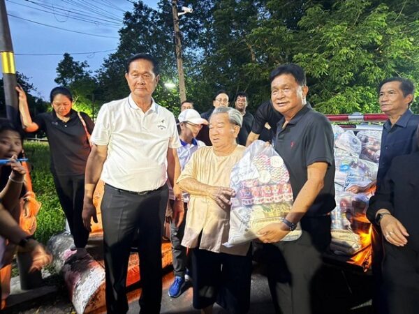 ปทุมธานี“นายกอู๋“นายกเทศมนตรีเมืองบางกะดี นำถุงยังชีพขนาดใหญ่ มามอบให้ชาวบ้านที่ได้รับความเดือดร้อนน้ำท่วมบ้านเรือนในเขตพื้นที่ อย่างต่อเนื่อง