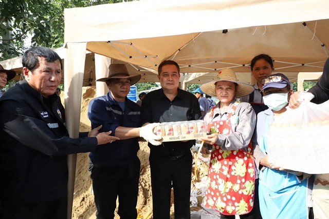 ปทุมธานี ลงเยี่ยมให้กำลังใจคุณยายพิการวัย 82 ในพื้นที่น้ำท่วม พร้อมให้กำลังใจเจ้าหน้าที่และประชาชนจิตอาสา ร่วมกันบรรจุกระสอบทรายทำคันกั้นน้ำ