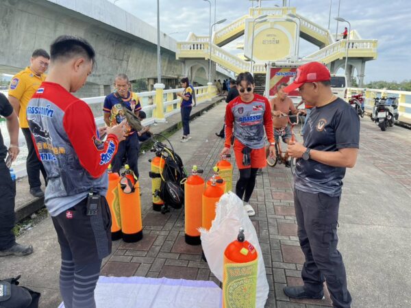 พังงา-ระทึก!!ชายขับรถกระบะพุ่งตกสะพานสารสิน ผู้ว่าฯ พังงาสั่งเร่งระดมกำลังค้นหา”