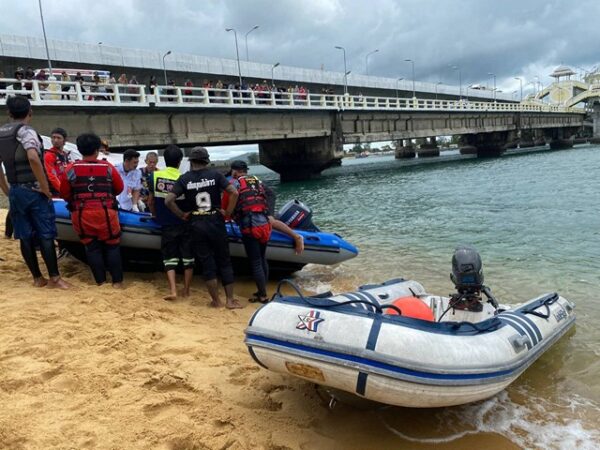 พังงา-คืบหน้า!!ชายขับรถกระบะพุ่งตกสะพานสารสิน