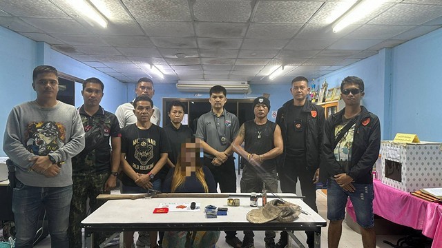 พังงา-จับรายวัน!!ชุดฝ่ายปกครอง “เอราวัณ”บุกจับหญิงวัยกลางคนเปิดบ้านขายยายึดยาบ้าอาวุธปืนพร้อมเครื่องกระสุน