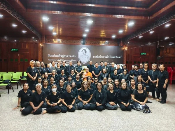 ปทุมธานี คณะญาติธรรมลำลูกกา ร่วมพิธีบำเพ็ญกุศลปัณรสมวาร ครบ 29 วันแห่งการสวรรคต
