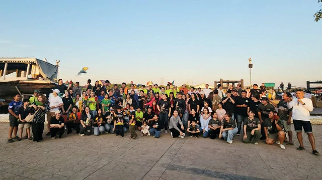 ปทุมธานี นักท่องเที่ยวแห่ชม ฟ้าปทุมธานีสีรุ้ง นกแก้วมาคอร์กว่า 1,000 ชีวิต โบยบินเหนือเจ้าพระยา ในงาน ชวนบิน วัดชิน