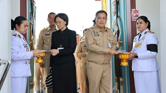 ปทุมธานี ชาวกว่า 700 คน ถวายความอาลัย กราบบังคมพระบรมศพสมเด็จพระพันปีหลวง ณ ดุสิตมหาปราสาท