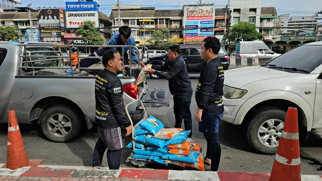 ปทุมธานี รังสิตรวมน้ำใจ เทศบาลนครรังสิต มอบข้าวสารอาหารแห้ง ทีมกู้ชีพ ช่วยเหลือผู้ประสบภัยน้ำท่วมสิงห์บุรี