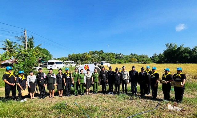 (สุรินทร์) ผบ.มทบ.25 จัดกำลังพลพร้อมรถเกี่ยวข้าวช่วยเหลือเกษตรกรชาวนาผู้มีรายได้น้อย ในพื้นที่ อำเภอเมืองสุรินทร์