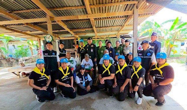 (สุรินทร์) ผบ.มทบ.25 ออกเยี่ยมเยียนมอบสิ่งของเครื่องอุปโภค – บริโภค ผ้าห่มกันหนาว ช่วยเหลือประชาชนที่ได้รับผลกระทบจากภัยหนาว