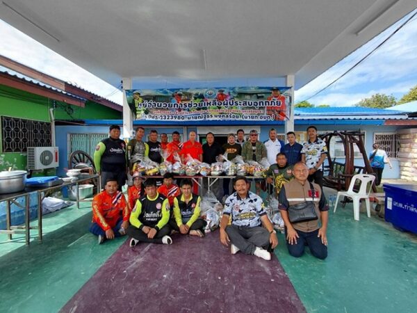 อยุธยา-“นายกโก๊ะ(ท่าทราย)พร้อมกลุ่ม3579group มอบถุงยังชีพช่วยเหลือชาวบ้าน อำเภอผักไห่ กว่า200ครัวเรือน