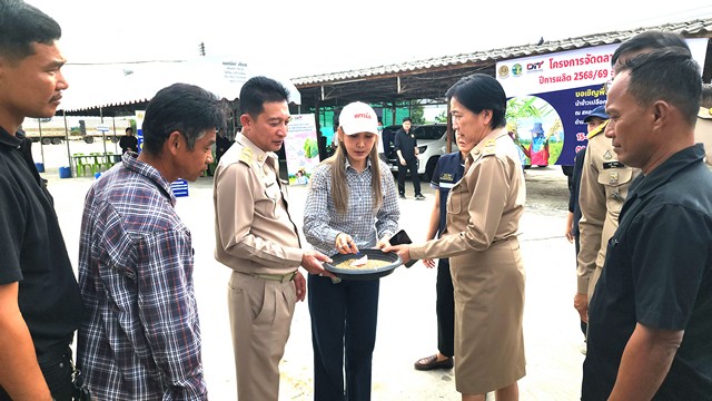 พิจิตร-ผู้ว่าฯพิจิตรตรวจเข้มตลาดนัดข้าวเปลือกราคาข้าวหอมมะลิขยับขึ้น400บาทตันเน้นย้ำชาวนาขายต้องได้เงินสด