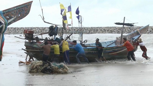 สงขลา-ฤดูมรสุมตะวันออกเฉียงเหนือ ขายฝั่งจังหวัดสงขลาทะเลมีคลื่นลมแรง 2-3 เมตร ชาวประมงพื้นบ้านหยุดออกเรือ