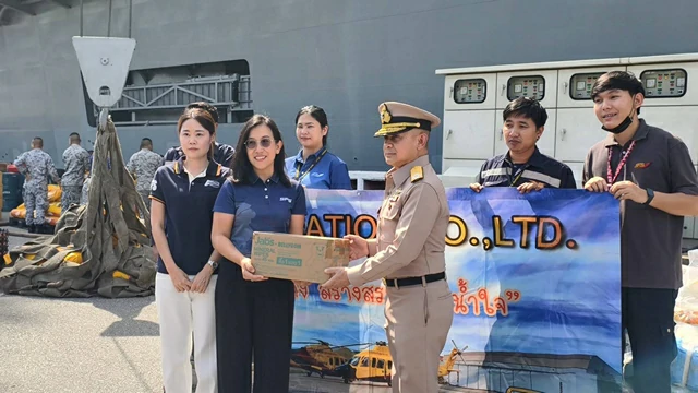 ร.ล.จักรีนฤเบศร ออกเดินทางมุ่งหน้าสู่จังหวัดสงขลา ช่วยประชาชนที่ประสบอุทกภัย